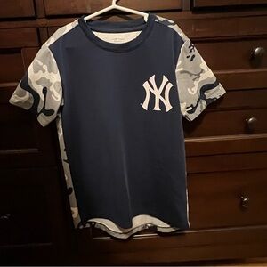 Genuine Merchandise Navy and Gray New York Yankees Camo Kids Tee | Size Small
